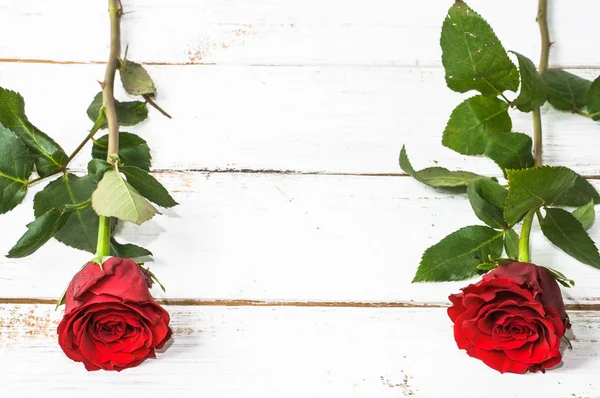 Czerwone róże, Walentynki karty na podłoże drewniane — Zdjęcie stockowe