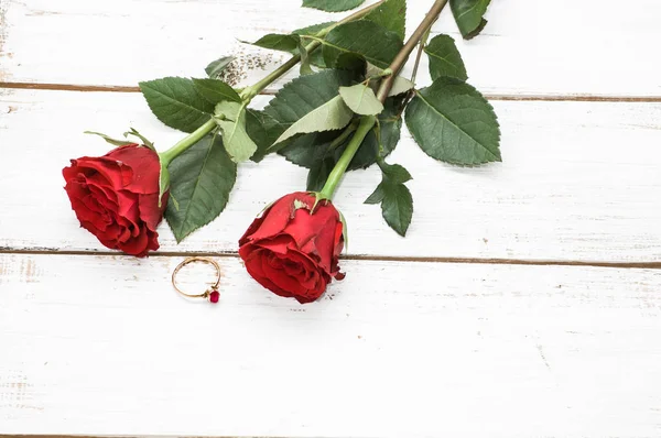 Pierścionek zaręczynowy i czerwone róże na podłoże drewniane, Walentynki karty — Zdjęcie stockowe