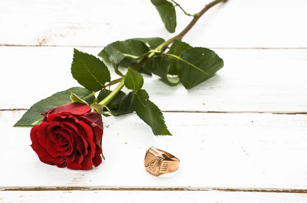 Pierścionek zaręczynowy i czerwone róże na podłoże drewniane, Walentynki karty — Zdjęcie stockowe