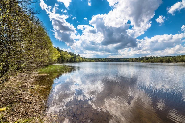 Våren sjön landskap, vackra naturen scen — Stockfoto