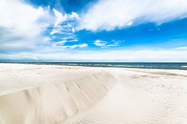 Güzel bir plaj deniz manzara, beyaz kum, mavi gökyüzü