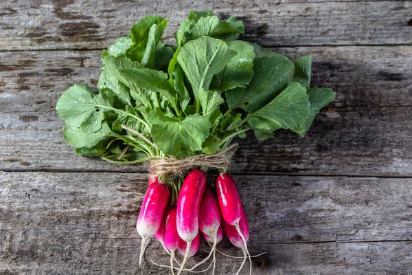 Svazek ředkviček, čerstvá zelenina z místního trhu, bioprodukty na stůl rustikální dřevěná farma — Stock fotografie