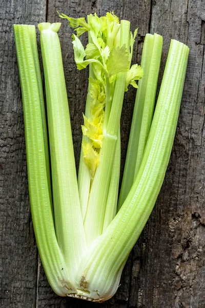 新鲜的蔬菜，芹菜叶，从上面的健康饮食成分 — 图库照片