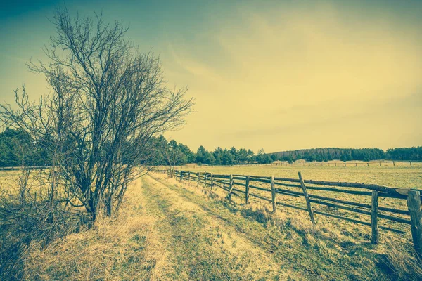 Campo rural paisaje, carretera y valla de madera, paisaje rural — Foto de Stock
