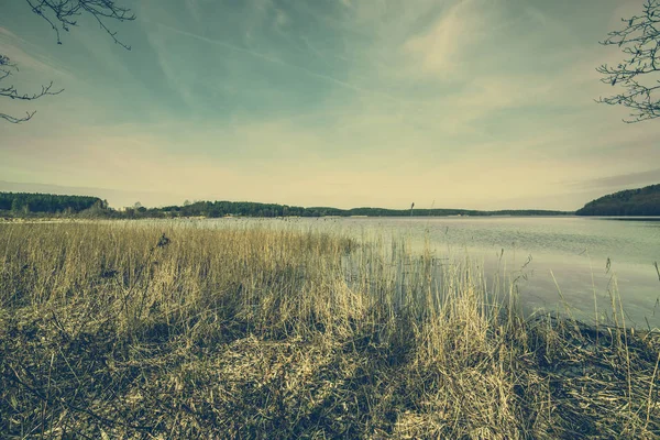 Paisaje tranquilo lago, imagen tonificada, foto vintage — Foto de Stock