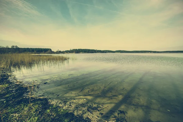 Paisaje tranquilo lago, imagen tonificada, foto vintage — Foto de Stock