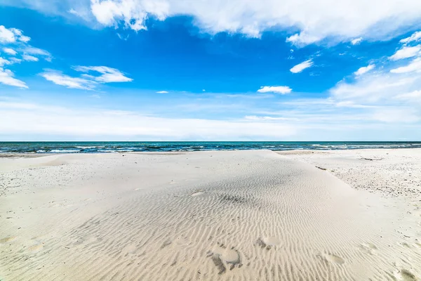 Красивого пляжу морський краєвид, білий пісок, туристичний курорт для відпочинку, Леба, Балтія, Польща — стокове фото