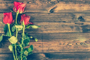 Kadınlar Günü çiçek veya kırmızı gül, yükü ile düğün davetiyesi