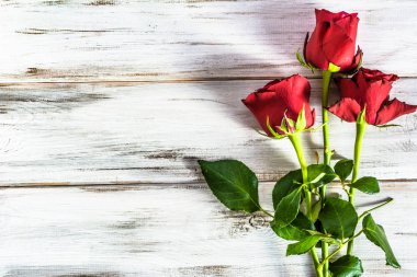 Kadınlar Günü çiçek, çerçeve kartı vintage ahşap arka plan üzerinde kırmızı Güllü