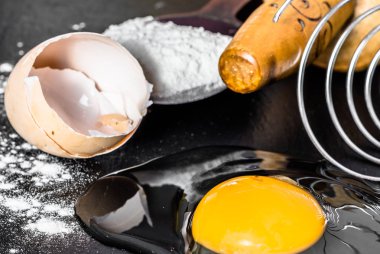 Pişirme için-malzemeler un, yumurta, oklava, kavram pişirme
