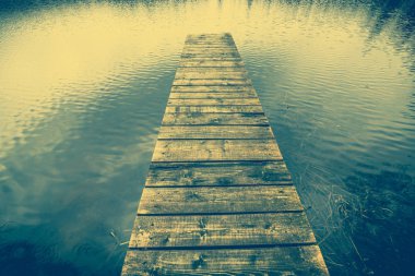 Güzel göl manzara romantik ahşap iskele veya üzerinde sakin su yüzeyi, vintage fotoğraf ahşap iskelesi ile