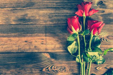 Kırmızı gül, 8 Mart - kadınlar günü kartı için vintage arka plan davet düğün