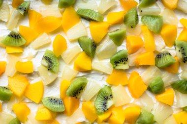 Renkli meyve doku gelen meyve dilimleri - kivi, ananas, üzüm