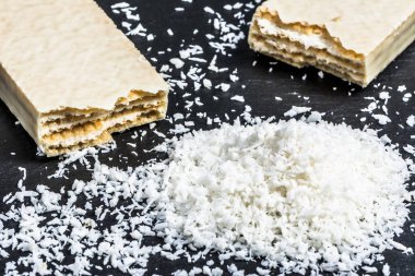 Hindistan cevizi gofret, çıtır çıtır tatlı snack siyah arka plan üzerine