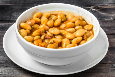 Domates soslu fırında fasulye.