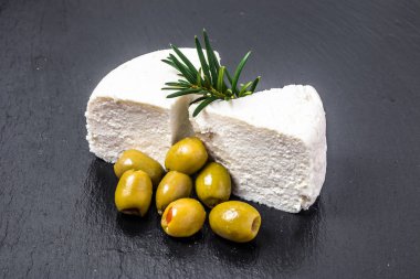 Beyaz peynir ya da izole siyah arka plan üzerine beyaz peynir.