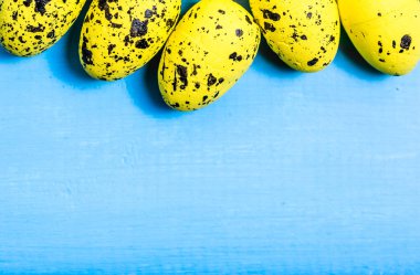 Ahşap zemin, boşaltmak üzerine parlak Paskalya yumurtaları