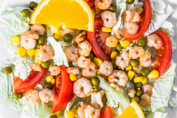 Salade de légumes colorés aux crevettes et légumes, cuisine méditerranéenne — Photo