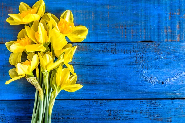 Vackra påskliljor blommor bukett valts på träbord — Stockfoto