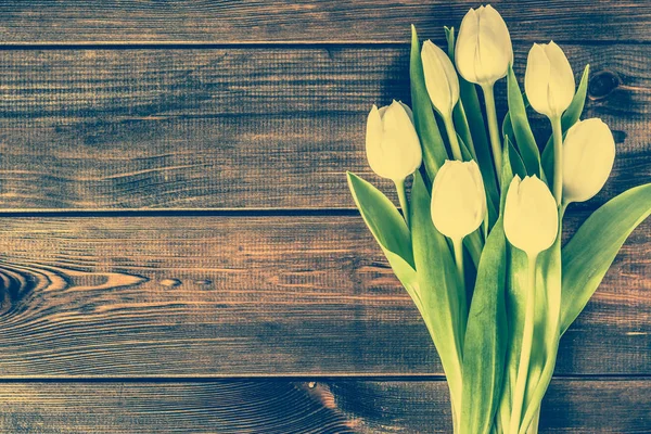 Weiße Tulpen auf Holztisch mit Kopierraum, Draufsicht, Muttertag — Stockfoto