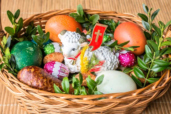 Traditional easter basket with food for blessing - polish tradition — Stock Photo, Image