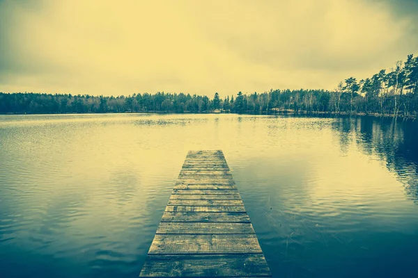 Piękne jezioro krajobraz z romantyczne molo lub drewniane molo na spokojnej wodzie powierzchni, zdjęcia archiwalne — Zdjęcie stockowe