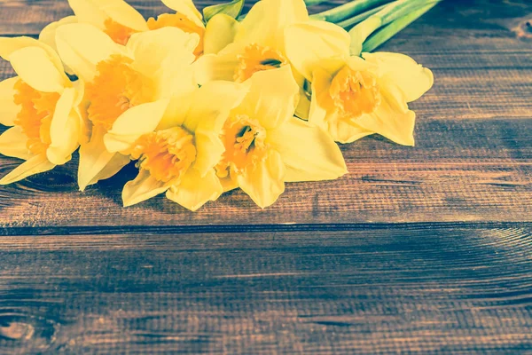 Foto vintage de narcisos sobre fondo de madera con espacio para copiar, tarjeta de felicitación de Pascua — Foto de Stock