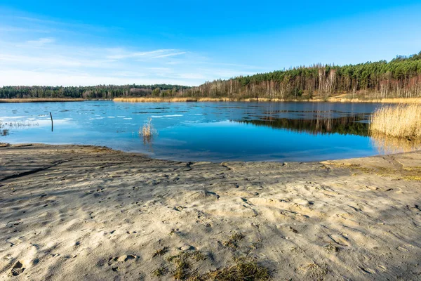 Piękne jezioro krajobraz wiosną z błękitnego nieba — Zdjęcie stockowe