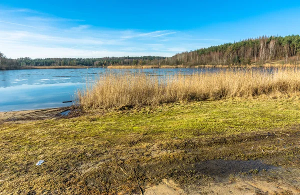 Deshielo primaveral en el lago, paisaje con cielo azul y buen tiempo —  Fotos de Stock