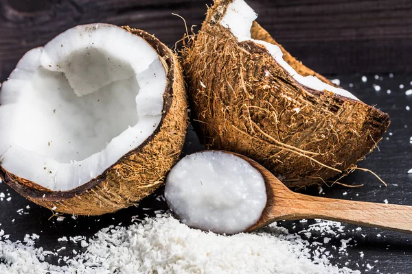 Taze hindistan cevizi ve Hindistan cevizi yağı tahta kaşık üzerinde