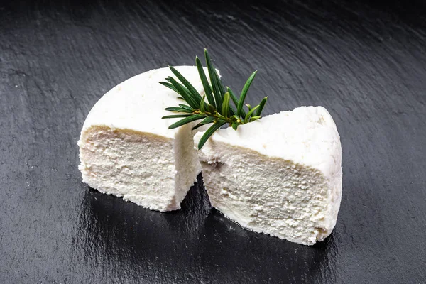 Queso blanco o queso feta aislado sobre fondo negro . — Foto de Stock