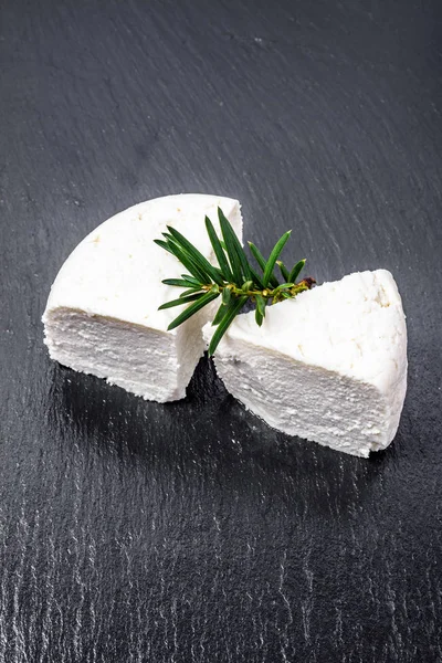 Queso blanco o queso feta aislado sobre fondo negro . — Foto de Stock