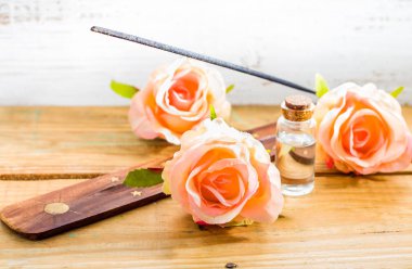 Esans Aromaterapi ve ahşap zemin üzerine masaj için