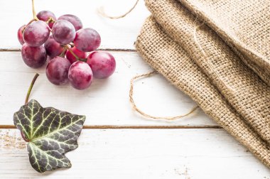 Kırmızı üzüm, rustik arka plan, sağlıklı beslenme kavramı üzerine