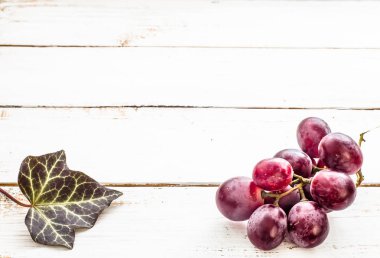 Kırmızı üzüm, rustik arka plan, sağlıklı beslenme kavramı üzerine