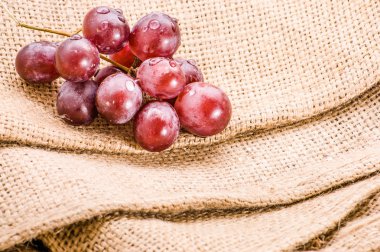 Kırmızı üzüm, rustik arka plan, sağlıklı beslenme kavramı üzerine