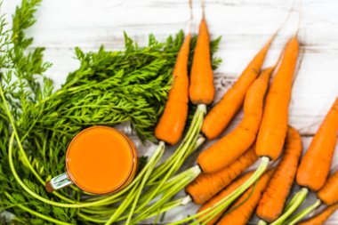 Cam ve ahşap zemin üzerine taze havuç havuç güler yüzlü