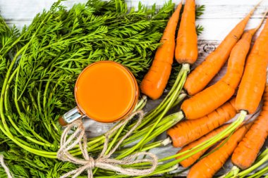 Havuç mason kavanoza kupa, vitamin suyu, yukarıdan gelen sağlıklı güler yüzlü