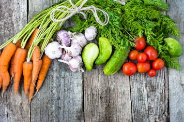 Çiğ sebze arka plan, ahşap arka plan üzerinde Üstten Görünüm