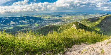 Manzara dağ vadinin, Zakopane hill, Tatra Dağları, yaz, Polonya En üstten görünüm