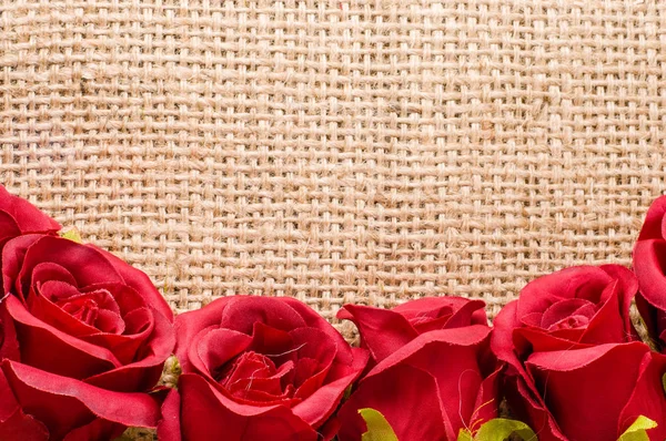 Czerwone róże na tle rustykalnym, zaproszenia ślubne, dzień kobiet — Zdjęcie stockowe