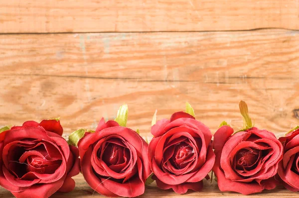 Roses rouges sur fond rustique, invitation de mariage, fête des femmes — Photo