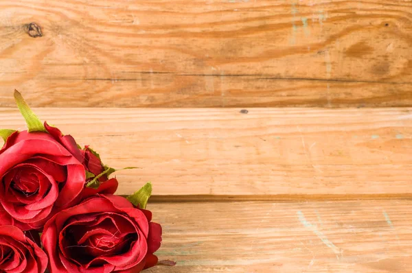 Червоні троянди на сільському тлі, запрошення на весілля, жіночий день — стокове фото
