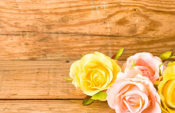 Rosas brillantes sobre fondo de madera, tarjeta de marco para el día de la mujer —  Fotos de Stock