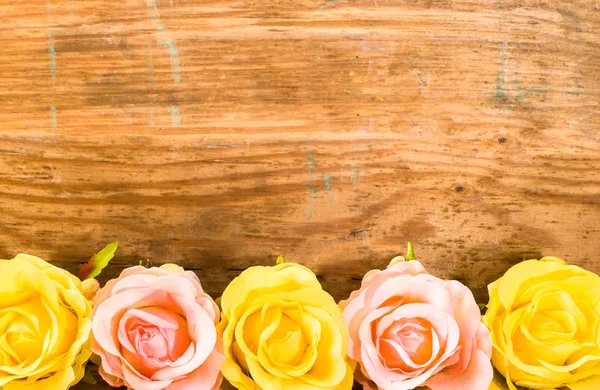 Ljusa rosor på trä bakgrund, mall gratulationskort för womens dag — Stockfoto
