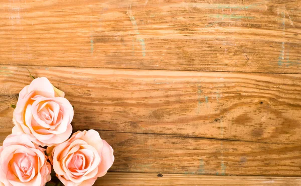 Roses lumineuses sur fond en bois, cadre de fleurs, invitation de mariage, journée des femmes — Photo