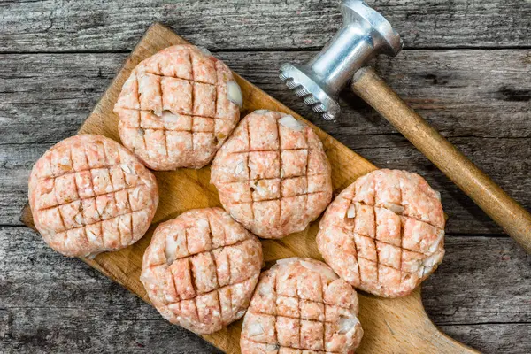 Hambúrgueres crus, carne de porco, conceito de cozinha, caseiro — Fotografia de Stock
