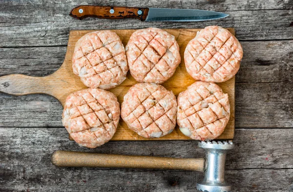 Hambúrgueres crus, carne de porco, conceito de cozinha, caseiro — Fotografia de Stock