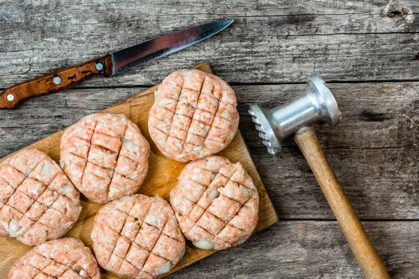 Сырые фрикадельки свинина, кулинарная концепция — стоковое фото