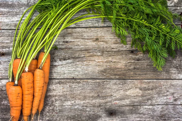 Frische Möhren auf hölzernem Hintergrund, Kopierraum. Gemüseernte. — Stockfoto